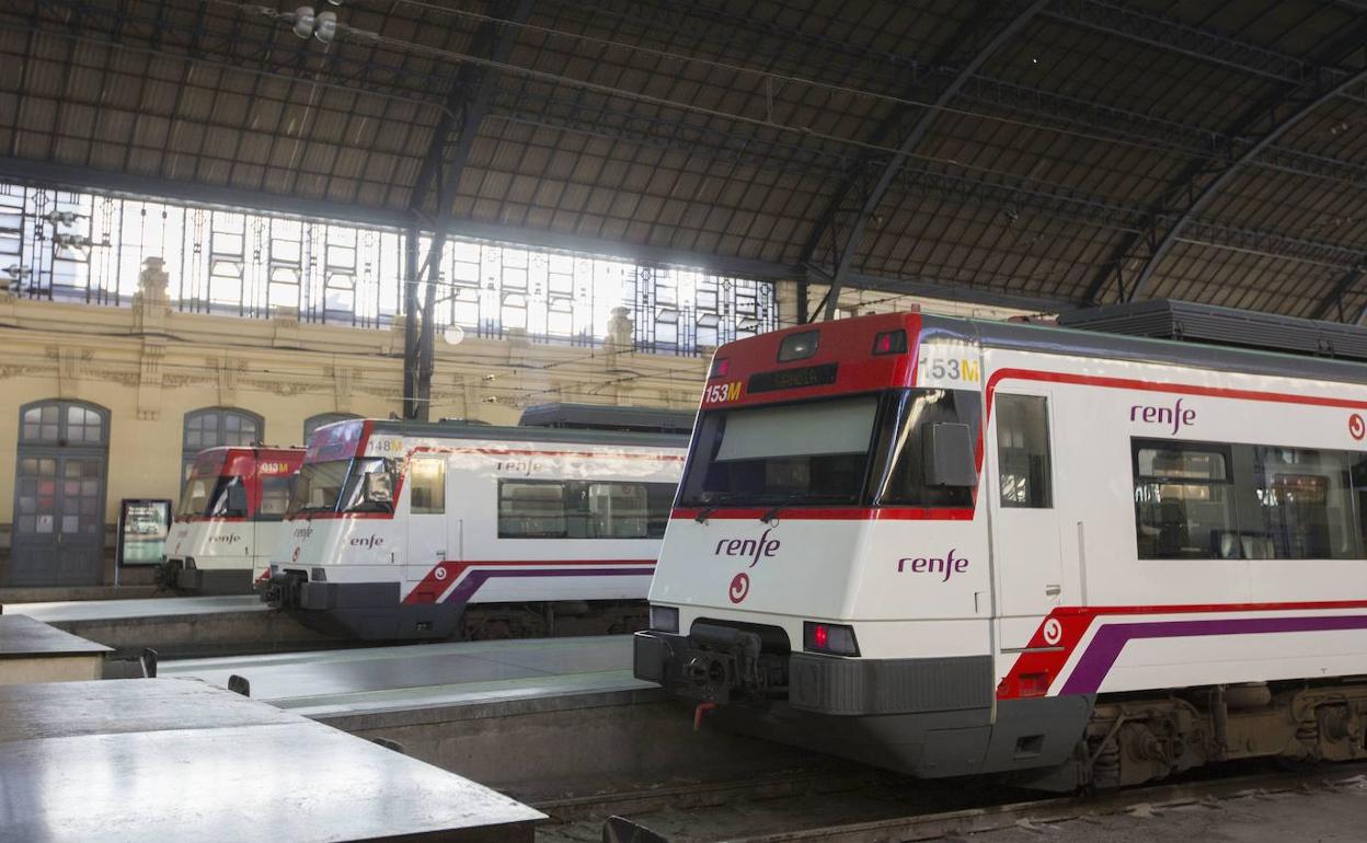 Varios trenes de Cercanías, en la estación del Norte. 