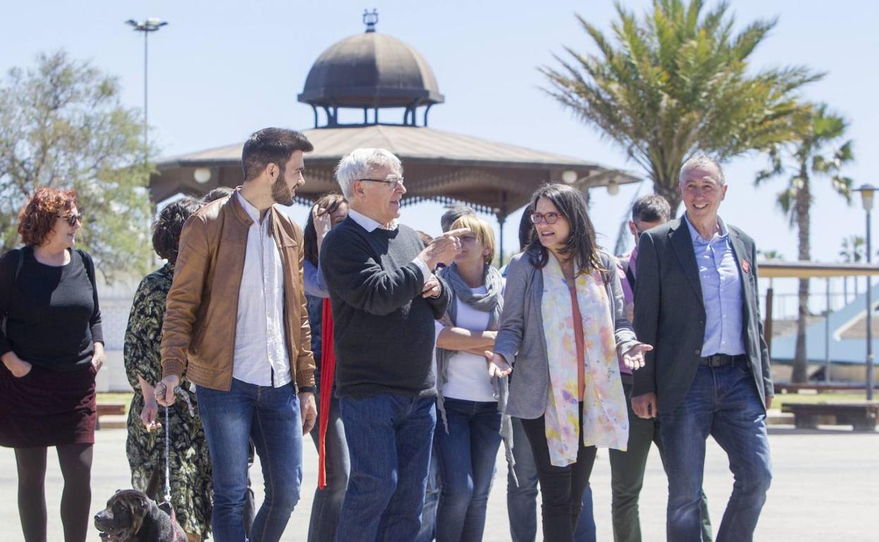 Mónica Oltra, con Fran Ferri, Joan Ribó y Joan Baldoví, en un acto de campaña de Compromís en la Marina Real del Puerto de Valencia. 