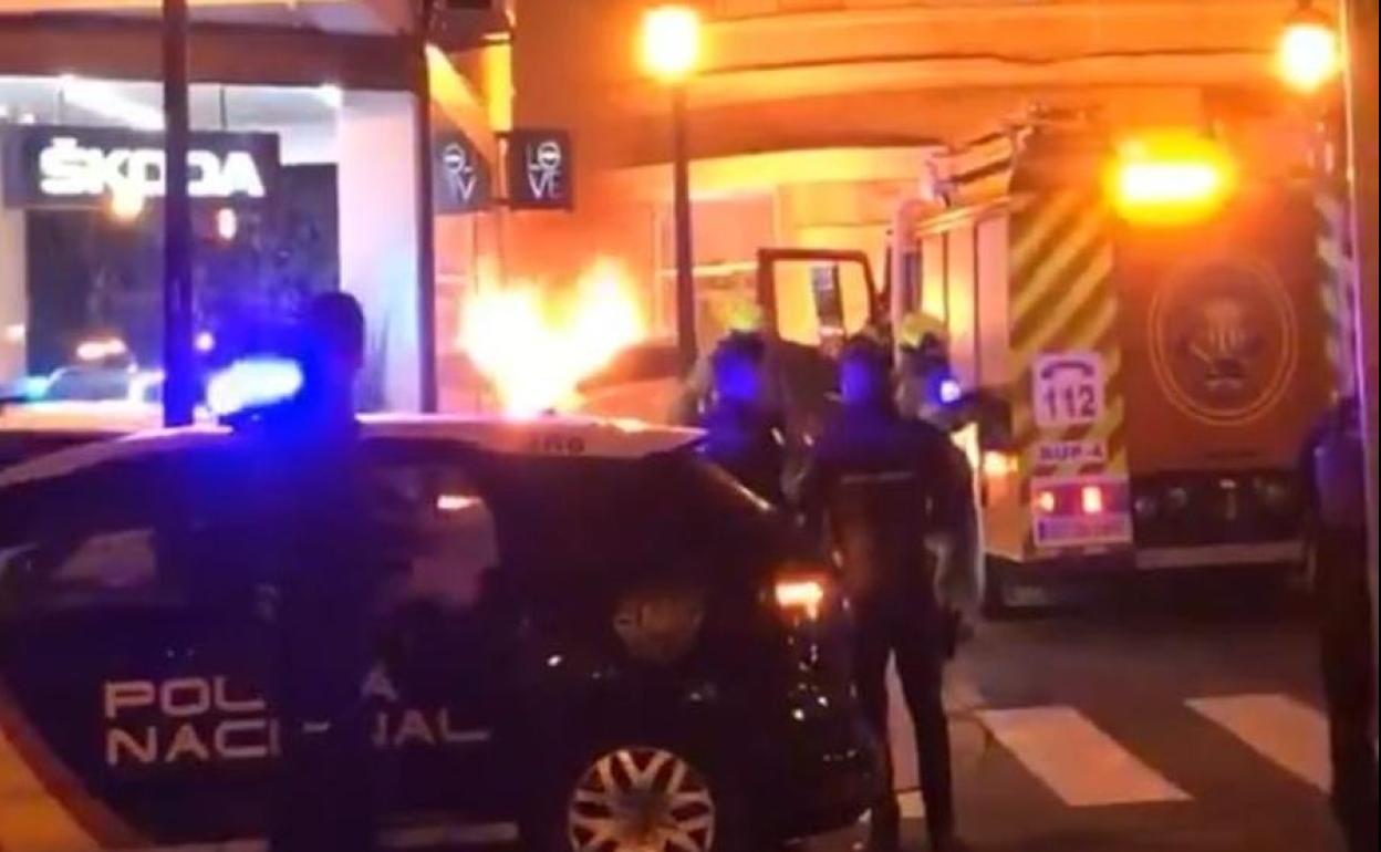 Coches incendiados en la calle Vilaragut de Valencia.