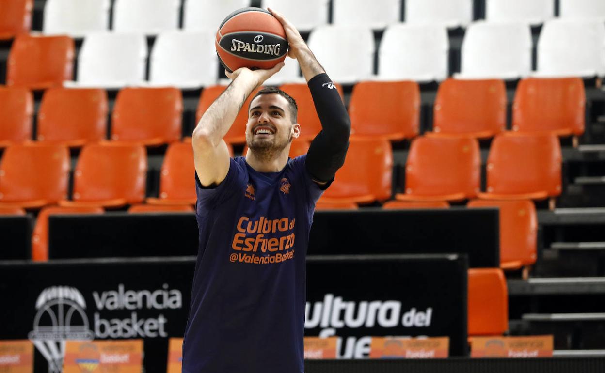 Alberto Abalde lanza a canasta durante un entrenamiento en la Fonteta. ::