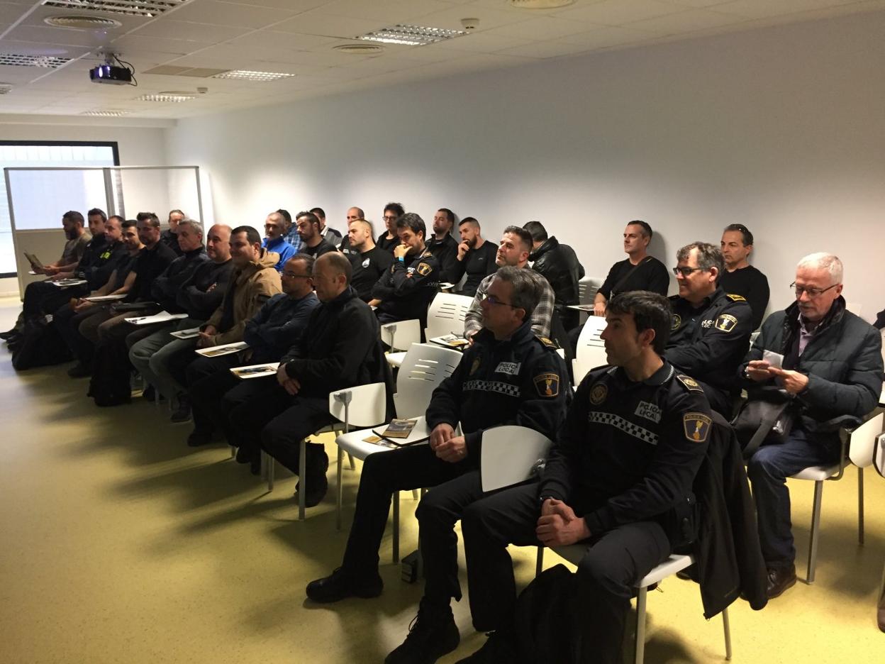 Medio centenar de efectivos participaron ayer en el curso en el retén de la Policía Local de Gandia. 