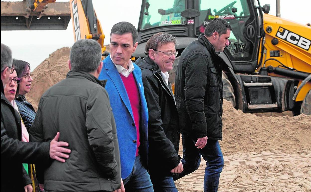Pedro Sánchez y Ximo Puig, ayer, en su visita a municipios de la costa valenciana. 