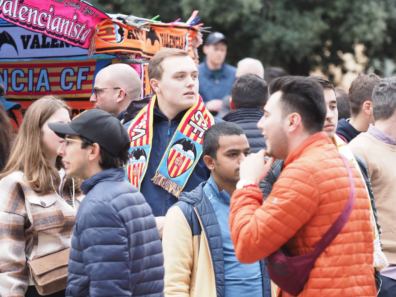 Tensión y fiesta en el Valencia-Barcelona. 