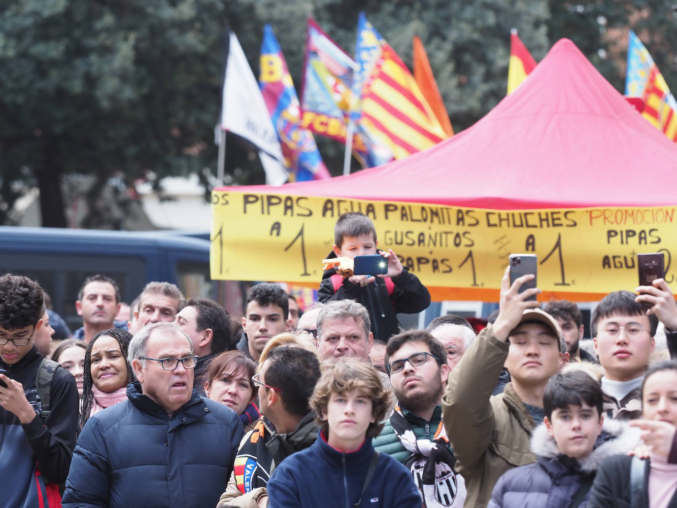 Tensión y fiesta en el Valencia-Barcelona. 