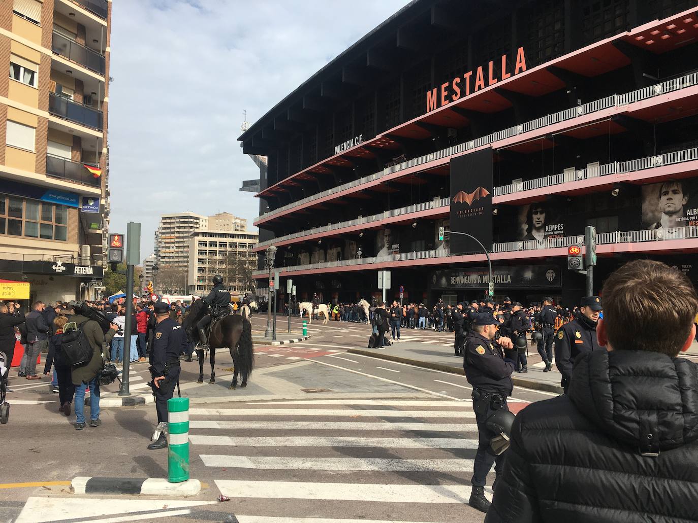 Tensión y fiesta en el Valencia-Barcelona. 