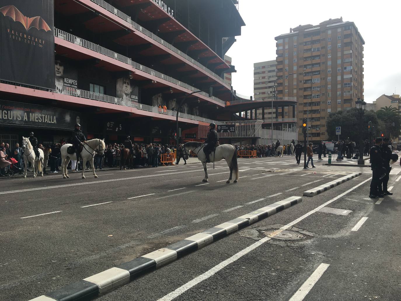 Tensión y fiesta en el Valencia-Barcelona. 