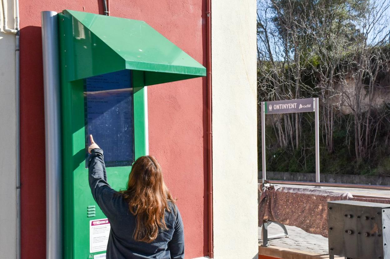 Una mujer consulta los horarios en la estación de Ontinyent. 