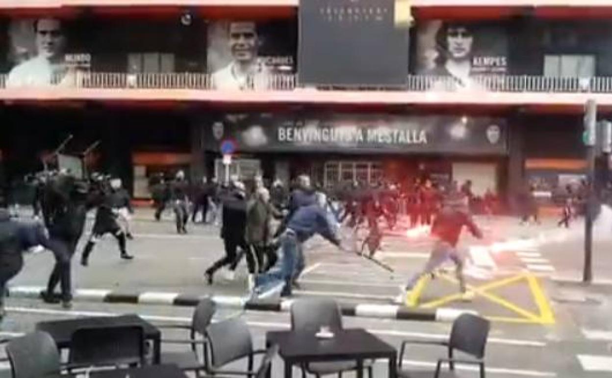 Momento de la batalla entre ultras del Barcelona y el Valencia en las inmediaciones de Mestalla