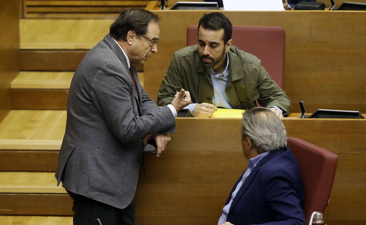 El conseller Soler conversa con José Muñoz en presencia de Manolo Mata. 