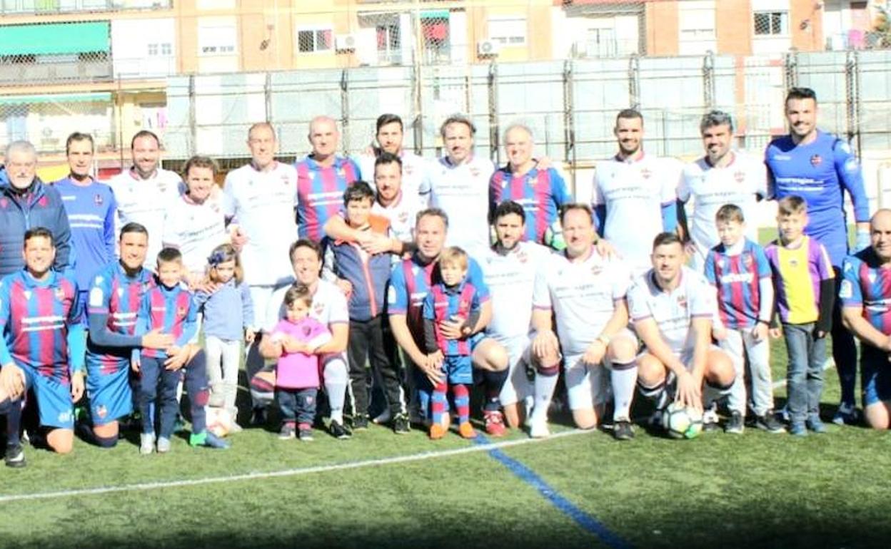 Los exjugadores del Levante, en el campo de Los Silos.