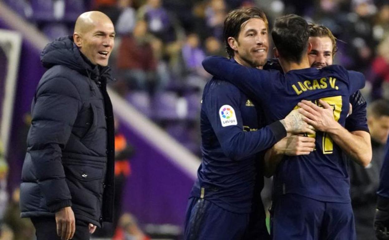 Zidane junto a Ramos, Lucas Vázquez y Nacho, que celebran el gol de éste último.