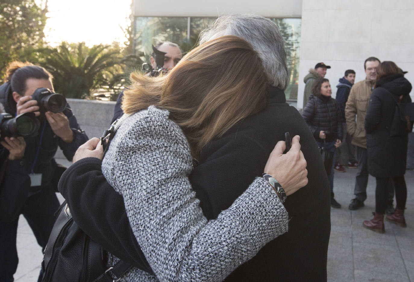 La jueza acepta el pacto y condena a cuatro exdirectivos de FGV a 22 meses por el accidente de metro, que terminó con la vida de 43 personas e hirió a otras 36. El abogado de la Asociación de Víctimas del Metro 3 de julio admite que se les suspenda la pena pese a los «demoledores» hechos, ha vuelto a criticar la labor de la jueza instructora y ha recordado que los afectados nunca buscaron «venganza.