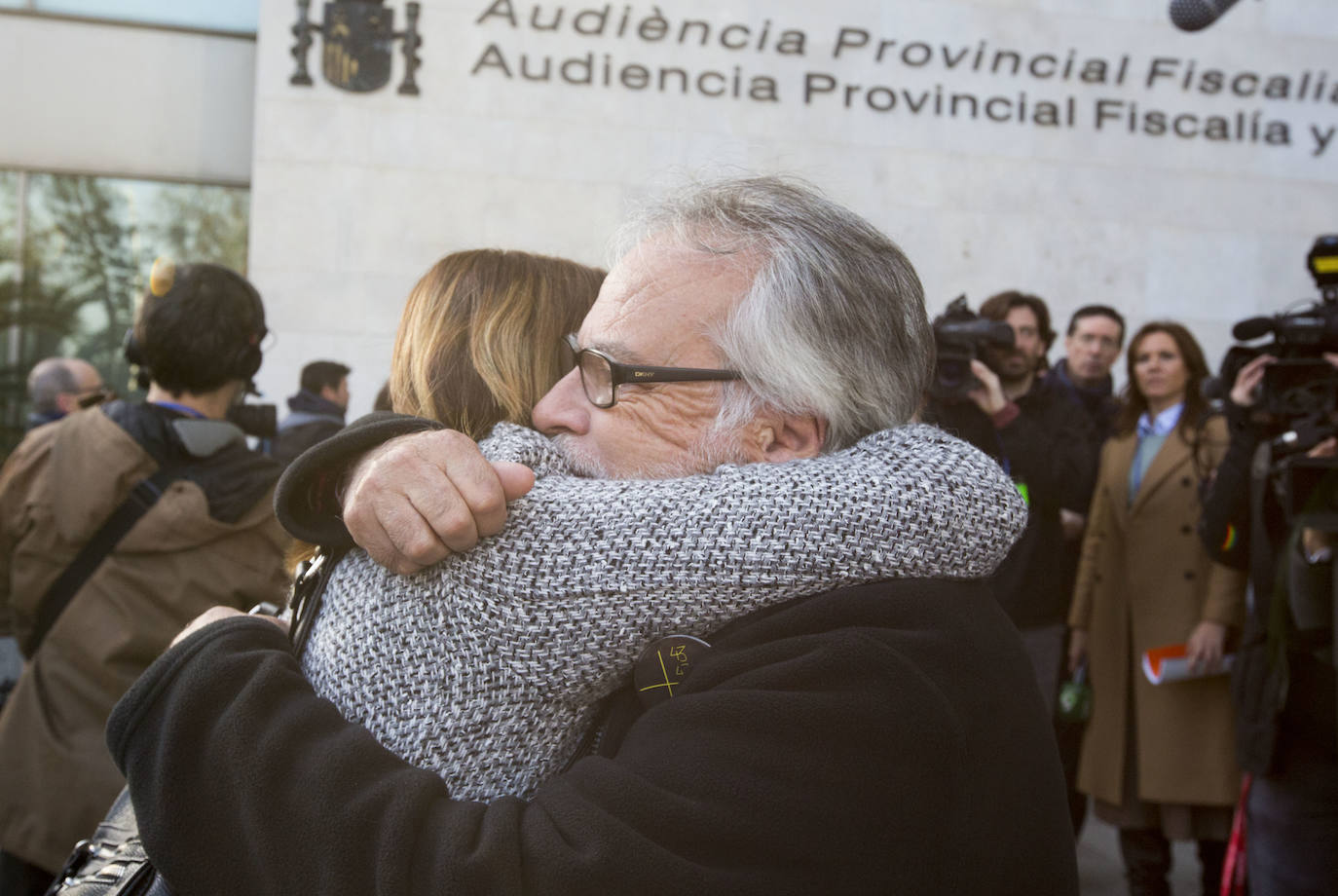 La jueza acepta el pacto y condena a cuatro exdirectivos de FGV a 22 meses por el accidente de metro, que terminó con la vida de 43 personas e hirió a otras 36. El abogado de la Asociación de Víctimas del Metro 3 de julio admite que se les suspenda la pena pese a los «demoledores» hechos, ha vuelto a criticar la labor de la jueza instructora y ha recordado que los afectados nunca buscaron «venganza.