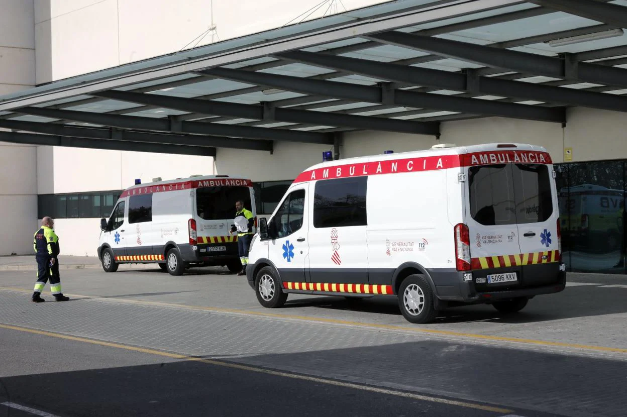Dos ambulancias en el Hospital La Fe. 