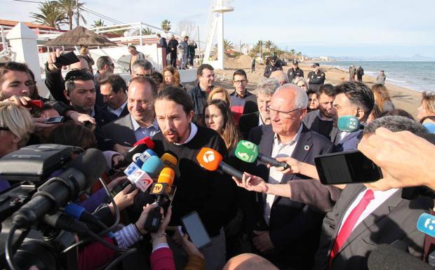 Imagen principal - Iglesias durante su visita a Dénia.