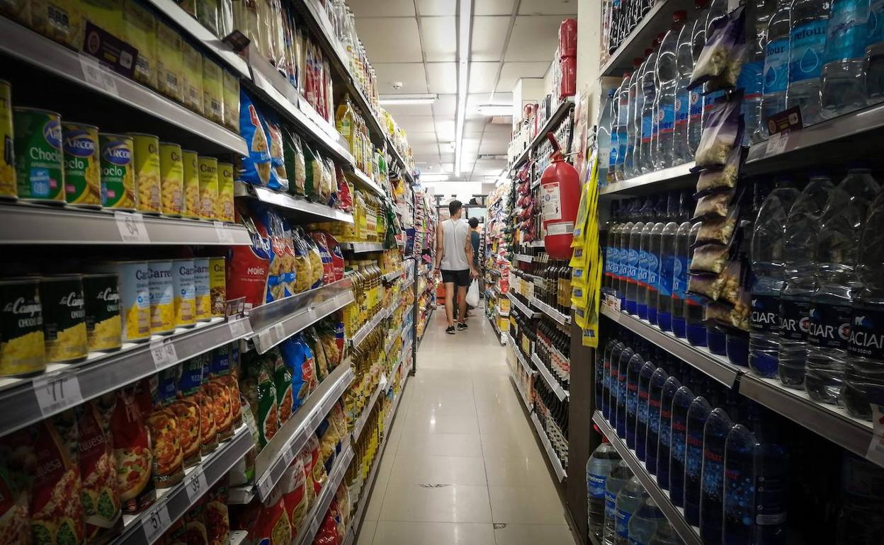 Un pasillo de un supermercado.