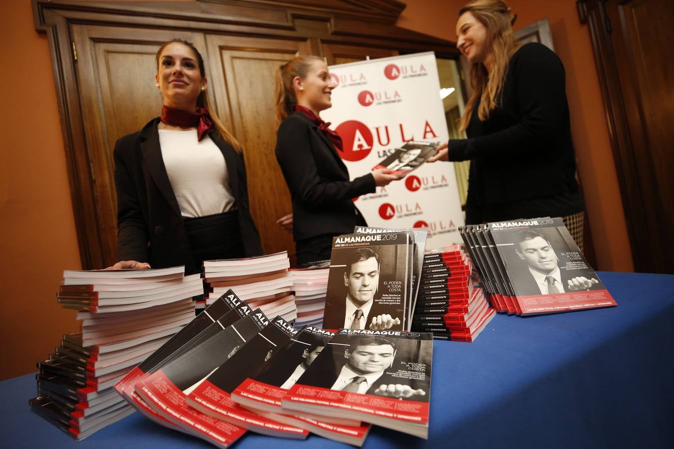 El Casino de Agricultura de Valencia acogió este jueves la presentación del Almanaque 2019 de LAS PROVINCIAS, que desde este viernes se puede adquirir en los quioscos. Una amplia representación de la sociedad valenciana y de los articulistas del periódico acudieron a un acto que contó con la intervención del periodista experto en sucesos Javier Martínez, el jefe de Opinión del diario, Pablo Salazar, y dos columnistas Vicente Garrido y Ramón Palomar. El acto, que fue abierto por el director del periódico, Julián Quirós, contó con la presencia del presidente del Consejo de Administración de Federico Domenech, Gonzalo Zarranz; el director general del diario, Fidel Pila; y el presidente de la Junta Directiva del Casino de Agricultura, Manuel Sánchez Luengo. Políticos como Ramón Vilar, María José Català, María José Ferrer San Segundo, Fernando de Rosa, Ignacio Gil Lázaro, Fernando Giner y Javier Copoví no se perdieron la cita, a la que asistieron los columnistas Carlos Flores Juberías, Vicent Ramon Calatayud, Miquel Nadal, Pablo Rovira, Hormigos, José Luis Benlloch, Rosa Rodríguez, Francisco Pérez Puche, Ferran Belda, Cristina Grau, Cayetano Ros, Alberto Asensi, Manu Ríos y José Martí.