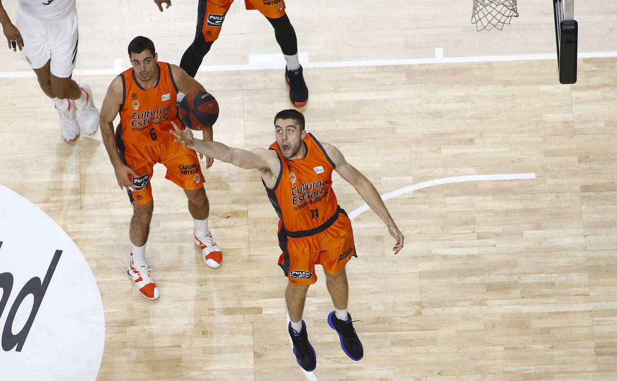 Tobey captura el balón en un partido contra el Real Madrid