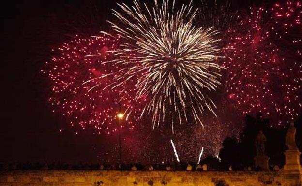 Calendario de castillos: horarios de mascletaes nocturnas y fuegos artificiales especiales