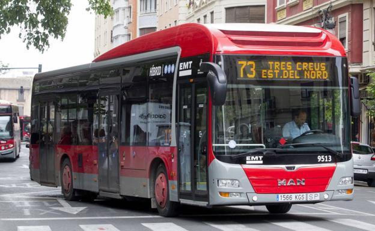 Un autobús de la EMT circula por Valencia.