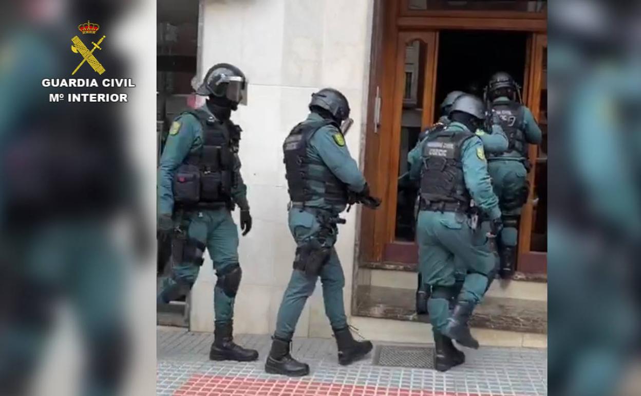 Efectivos de la Guardia Civil durante uno de los registros de las casas en las que se explotaba sexualmente a mujeres. 