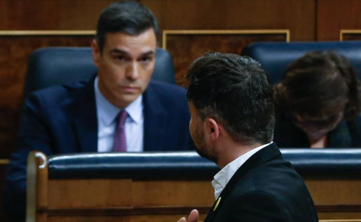 Pedro Sánchez mira a Gabriel Rufián en el Congreso. 