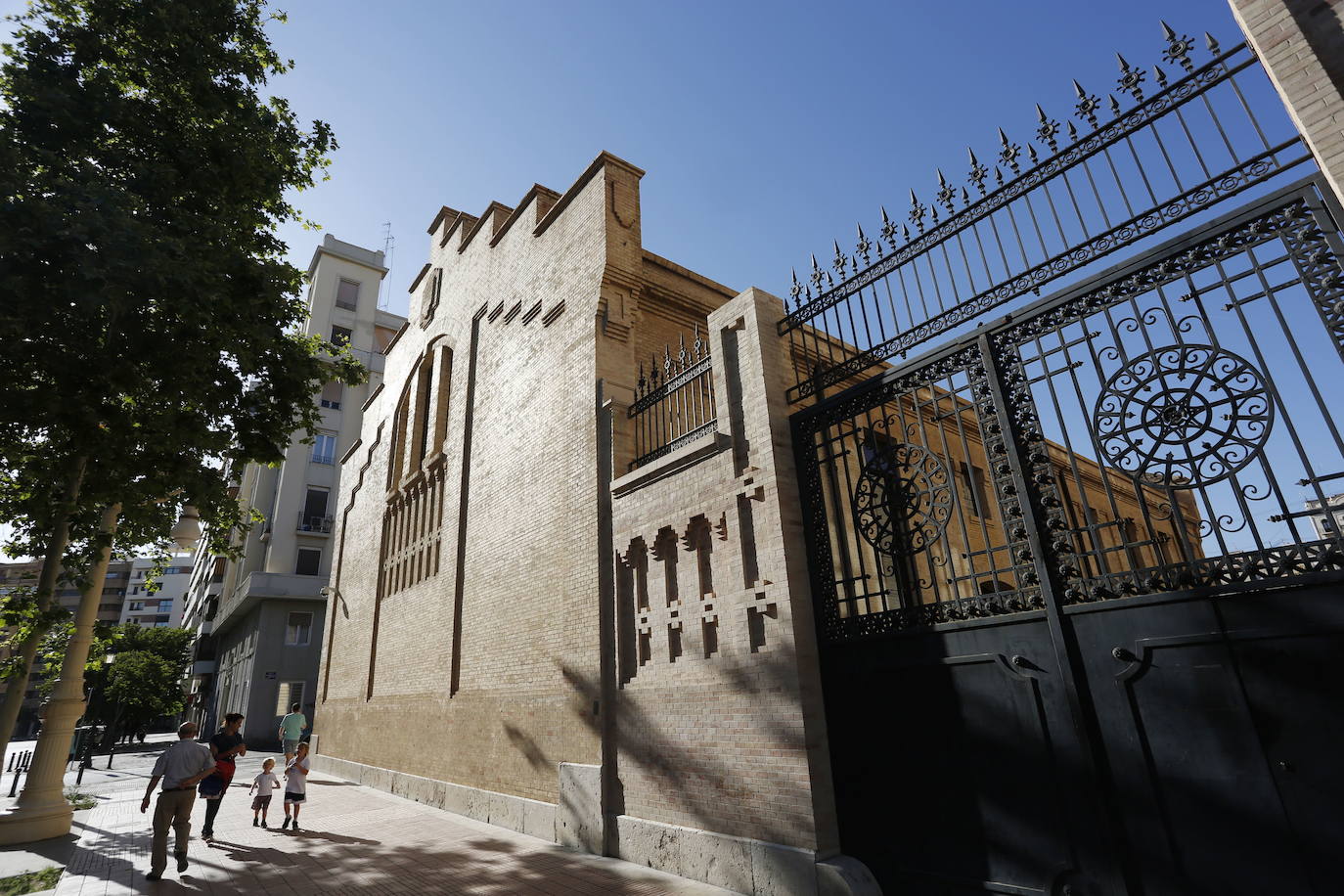 TABALACERA | Está catalogado como Bien de Relevancia Local y su construcción empezó en 1905. Obra del arquitecto Celestino Aranguren Alonso los trabajos de construcción se dieron por acabados en 1909. Es una de las obras de arquitectura industrial más destacadas de la ciudad de Valencia. En su patio interior, en una hornacina, se encuentra una imagen de la Virgen de los Desamparados.