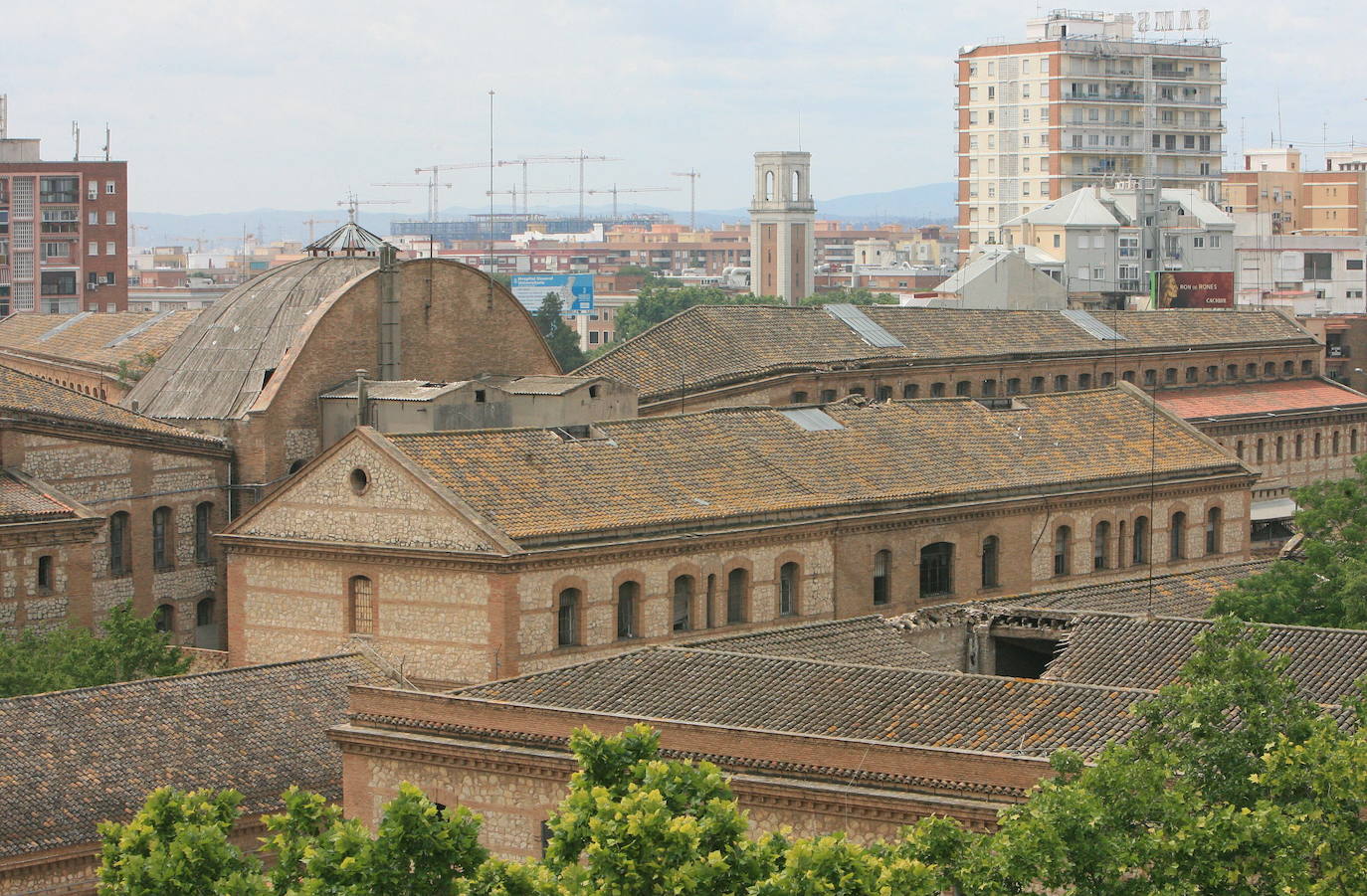 CÁRCEL MODELO DE VALENCIA | Otra destacada construcción que en su momento de alzó fuera de Valencia y que con el paso del tiempo la ciudad acabó por absorber entre sus calles y avenidas. La antigua cárcel modelo de Valencia tiene más de un siglo de historia. Se empezó a construir en 1903 bajo el diseño del arquitecto Joaquín María Belda. A finales del siglo XX sus puertas se cerraron, trasladándose a Picassent a los presos que aún se encontraban en sus celdas.