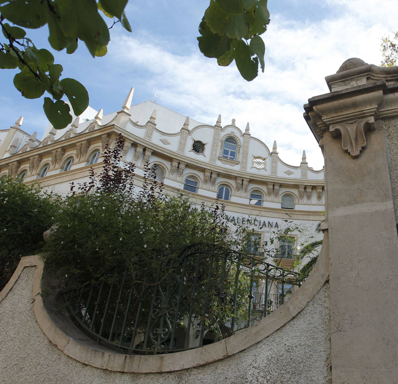 LA CIGÜEÑA | Edificio destacado que se encuentra en la Alameda de Valencia. El arquitecto Antonio Gómez Davó proyectó en 1951 esta construcción que empezó siendo una clínica de maternidad. Años después pasó a formar parte de edificios pertenecientes a la Generalitat Valenciana y actualmente es la sede de la Conselleria de Transparencia, Responsabilidad Civil, Participación y Cooperación. Consta de tres plantas, un ático y un destacado jardín en su acceso desde la calle. Desde febrero de 2017 acoge una oficina del PROP.