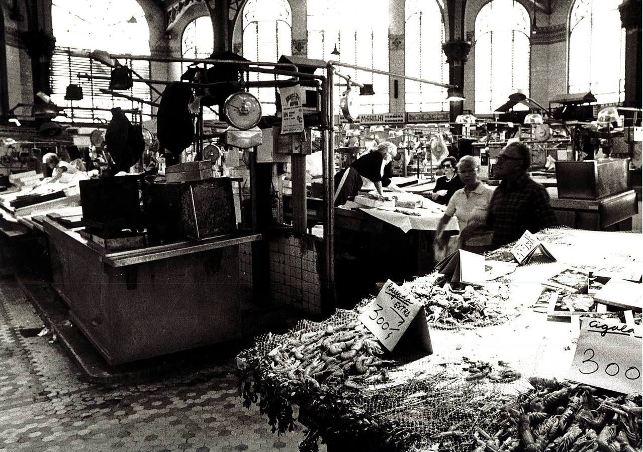 Es uno de los lugares más emblemáticos de Valencia para locales y turistas. El Mercado Central es una de las grandes referencias modernistas en la ciudad desde su inauguración en 1928 y sigue manteniendo su encanto a día de hoy. Así era hace 40 años esta histórica construcción: 