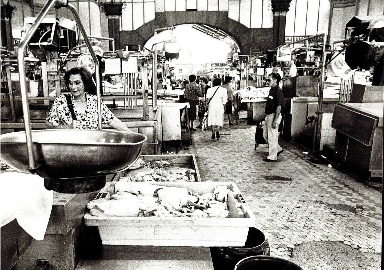Es uno de los lugares más emblemáticos de Valencia para locales y turistas. El Mercado Central es una de las grandes referencias modernistas en la ciudad desde su inauguración en 1928 y sigue manteniendo su encanto a día de hoy. Así era hace 40 años esta histórica construcción: 