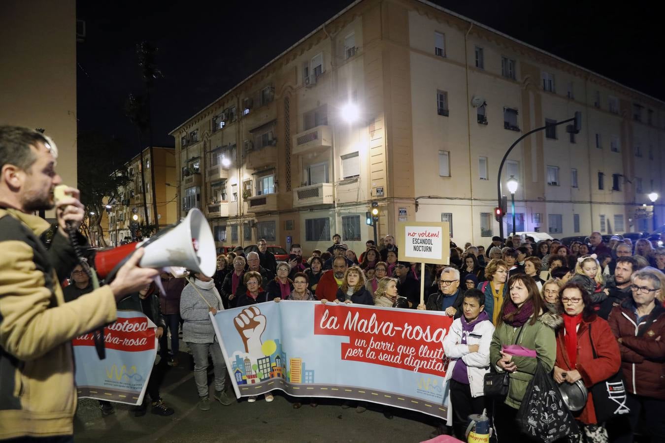 Vecinos de la Malvarrosa han protestado esta tarde por la degradación del barrio y la falta de inversiones.