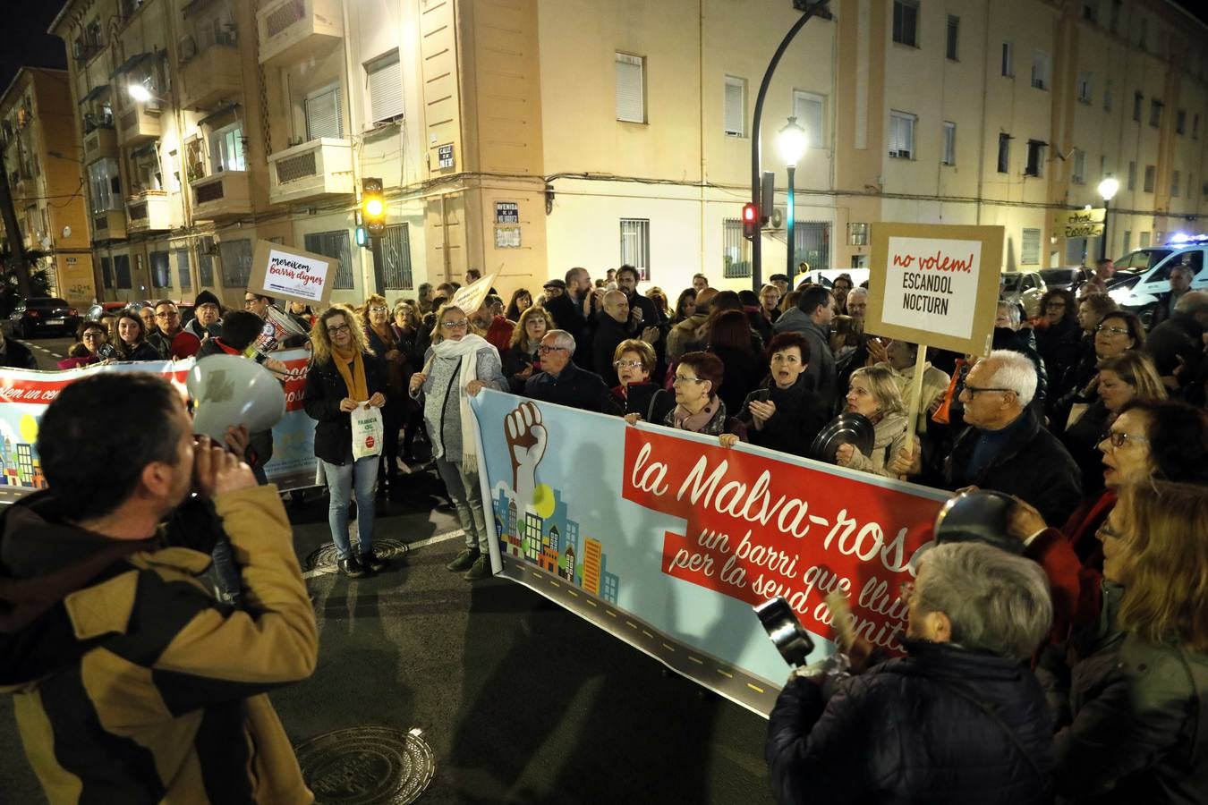 Vecinos de la Malvarrosa han protestado esta tarde por la degradación del barrio y la falta de inversiones.