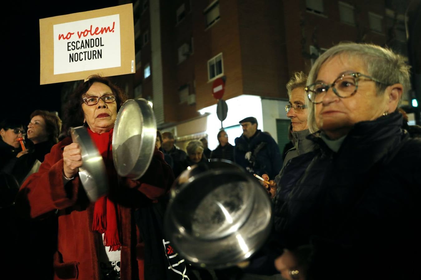 Vecinos de la Malvarrosa han protestado esta tarde por la degradación del barrio y la falta de inversiones.