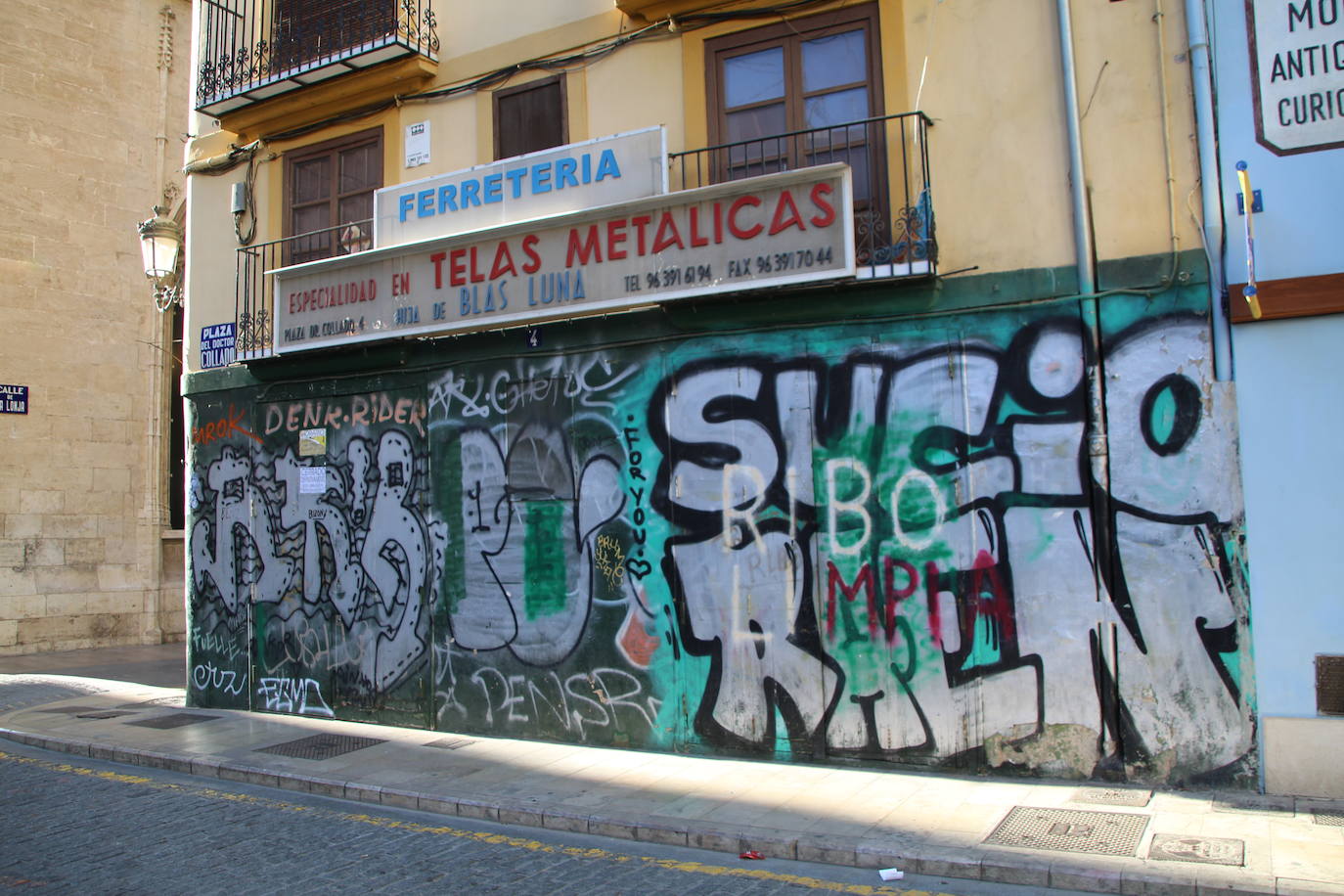 José Luis Castro baja la persiana de uno de los locales más emblemáticos del casco antiguo: «La peatonalización del centro de Valencia ha puesto la puntilla al negocio»