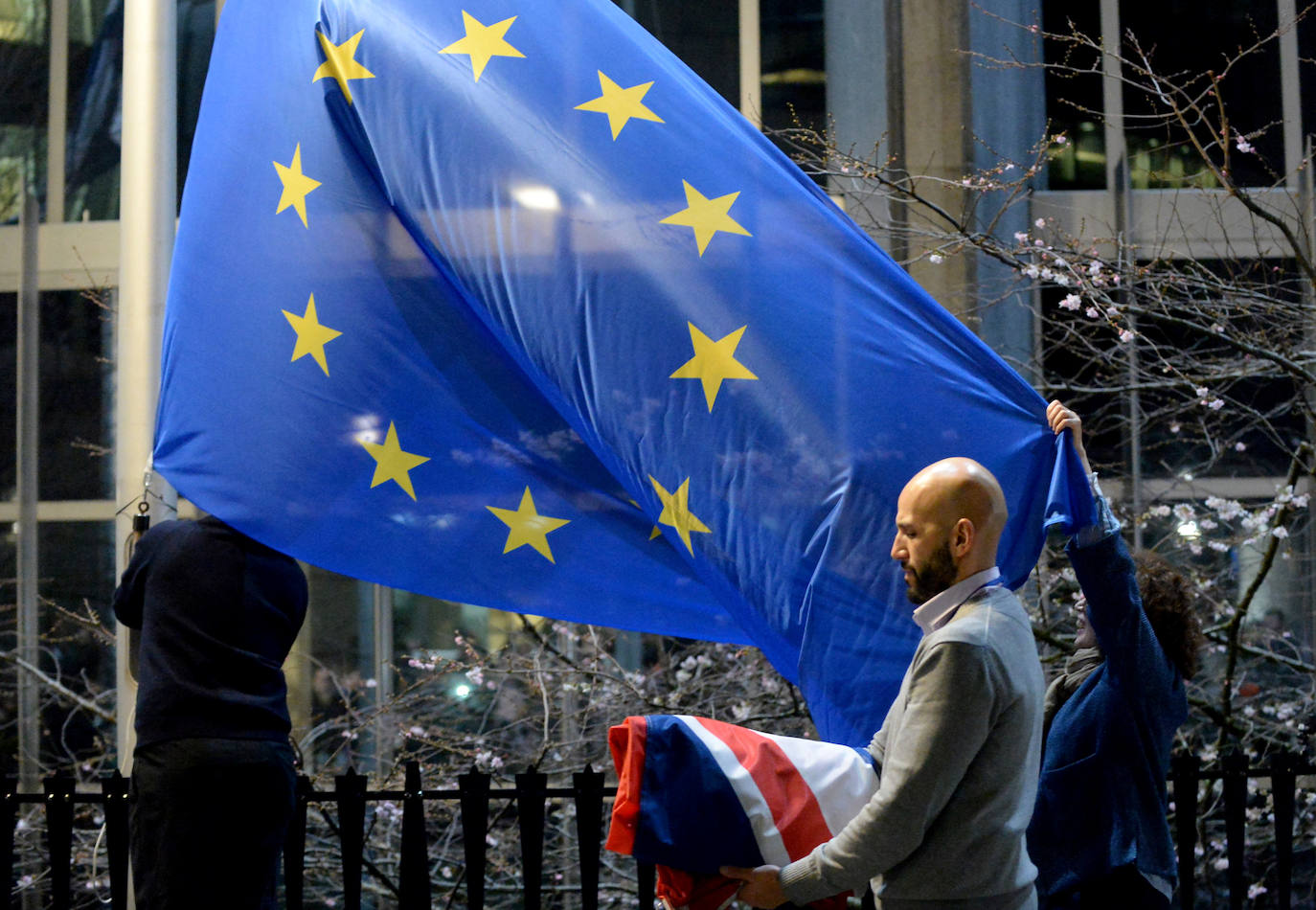 Las autoridades de la Unión Europea arriaron este viernes, horas antes de que a media noche se consume el «brexit», la bandera del Reino Unido de sus instituciones, donde ondeaba junto a las de los 27 Estados miembros que permanecerán en la UE. En un día cargado de simbolismo en la capital comunitaria, y unas cuatro horas antes de que el Reino Unido salga oficialmente de la Unión a las 00.00 hora de Bruselas (23.00 GMT), la retirada de las banderas de ese país puso el broche simbólico a 47 años de membresía británica en la UE.