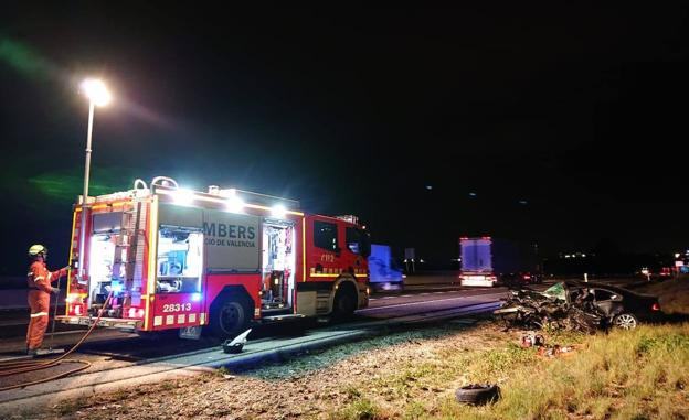 Efectivos de bomberos en la zona del accidente. 