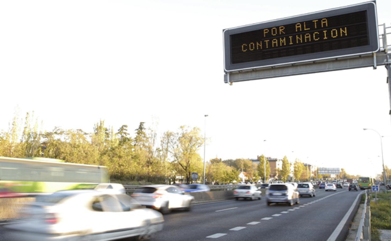 Un aviso de contaminación en una carretera española.