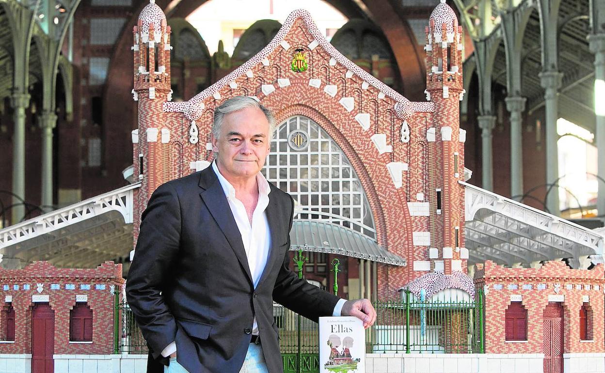 Ensanche. Esteban González Pons, ayer, en el Mercado de Colón.