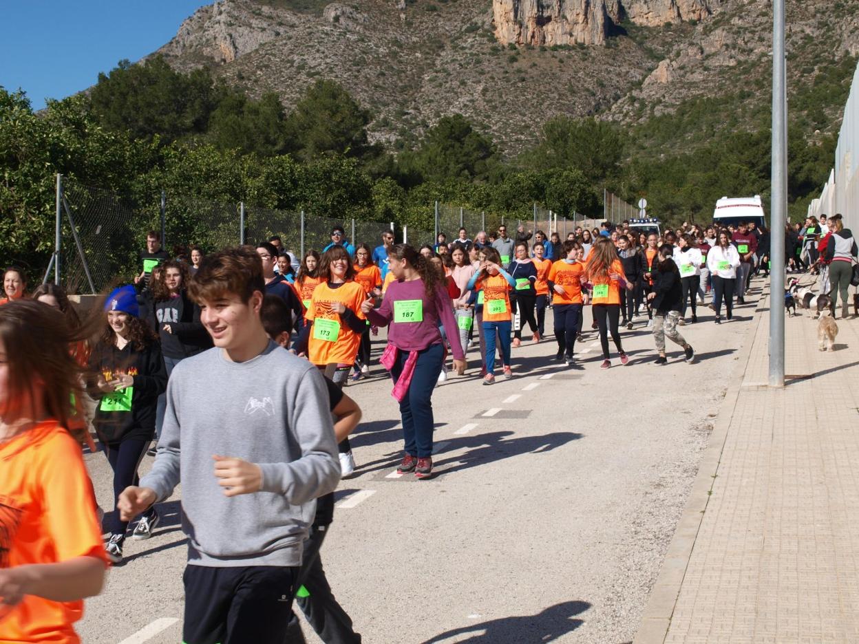 Centenares de alumnos participando en la carrera. 