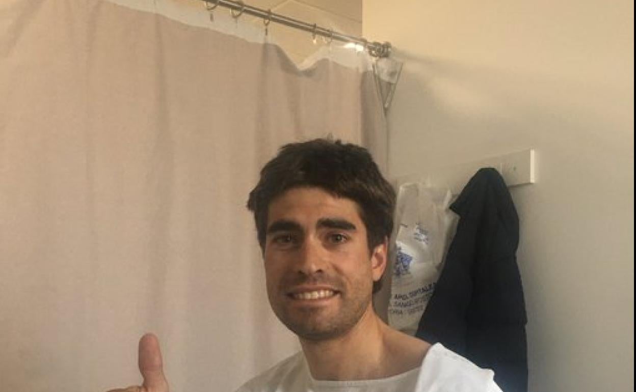 Mikel Landa, en el hospital de Vitoria en el que fue ingresado. 