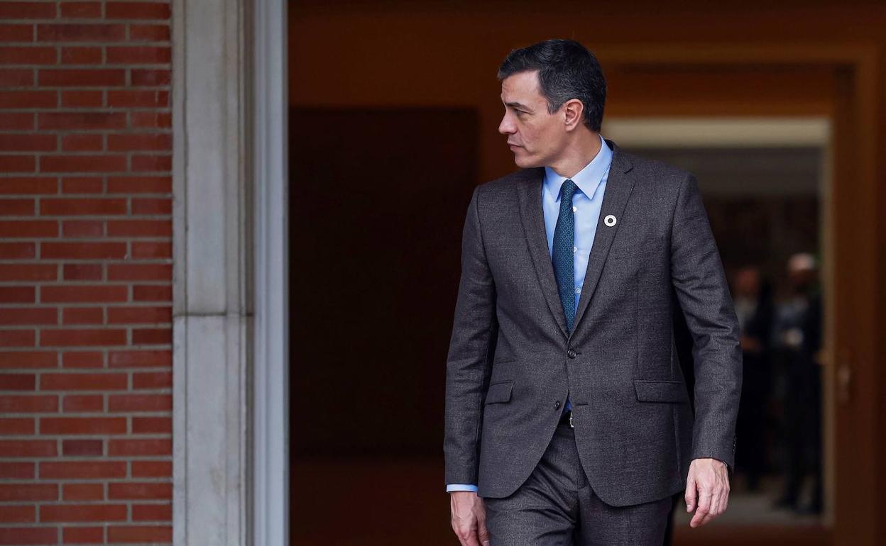 El presidente Pedro Sánchez, a las puertas del Palacio de la Moncloa.