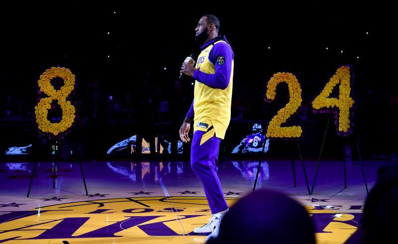 "Seguiré con mis compañeros de equipo para continuar con su legado no solo este año, sino siempre que podamos continuar jugando al baloncesto que amamos, porque eso es lo que Kobe Bryant querría. Entonces, en palabras de Kobe Bryant: 'Mamba Out'", concluyó LeBron, recordando el cierre de Bryant cuando se retiró. 