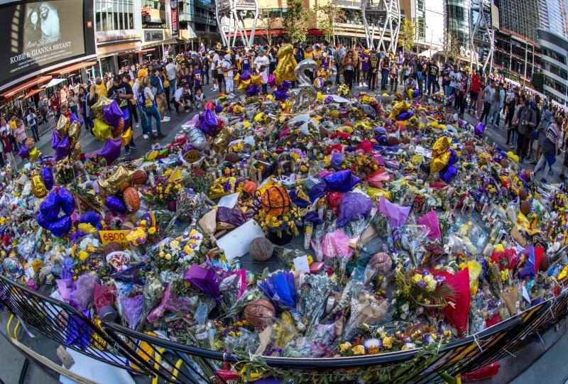 El primer partido de Los Lakers tras la muerte de Kobe Bryant se ha convertido en un homenaje como jamás se había visto antes. Los aficionados han llenado las gradas de camisetas con el 8 de la estrella de la NBA, en la cancha se han vivido escenas de emoción incontenible y fuera de ella las muestras de cariño y respeto han sido innumerables. 