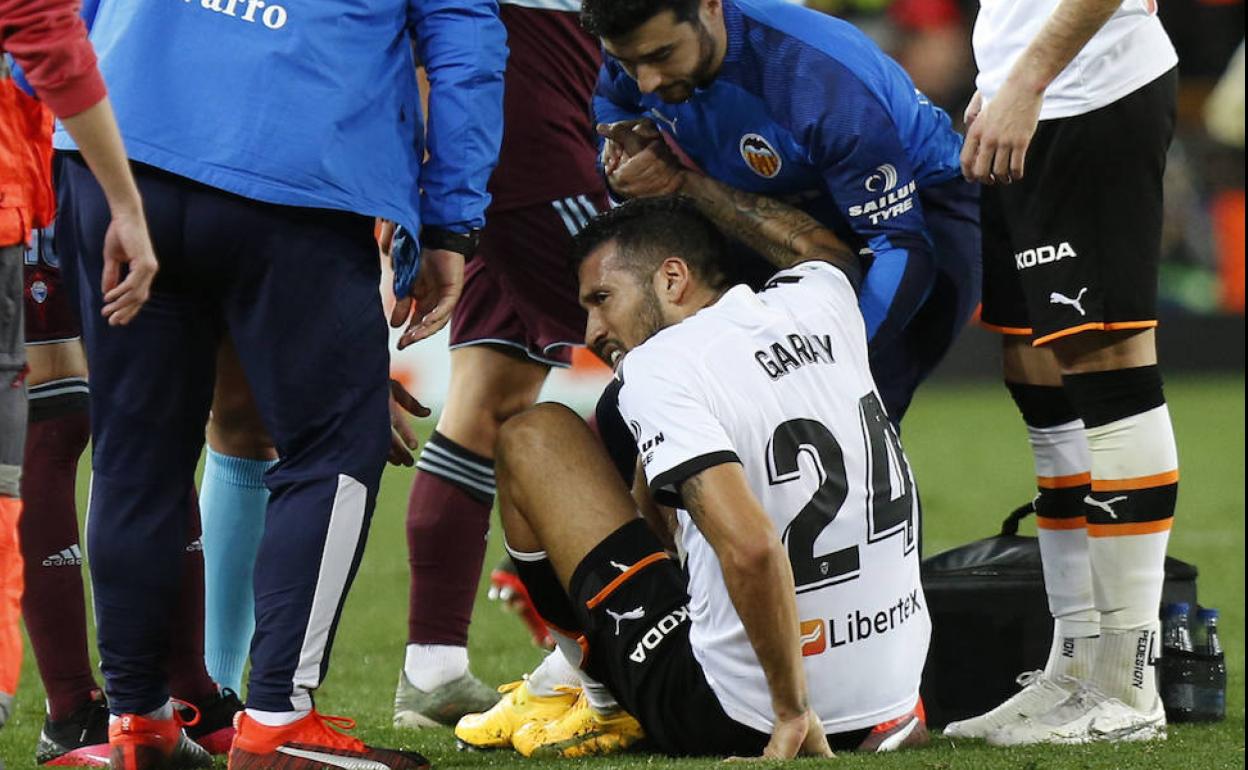 Garay, dolorido nada más sufrir la lesión en la rodilla contra el Celta