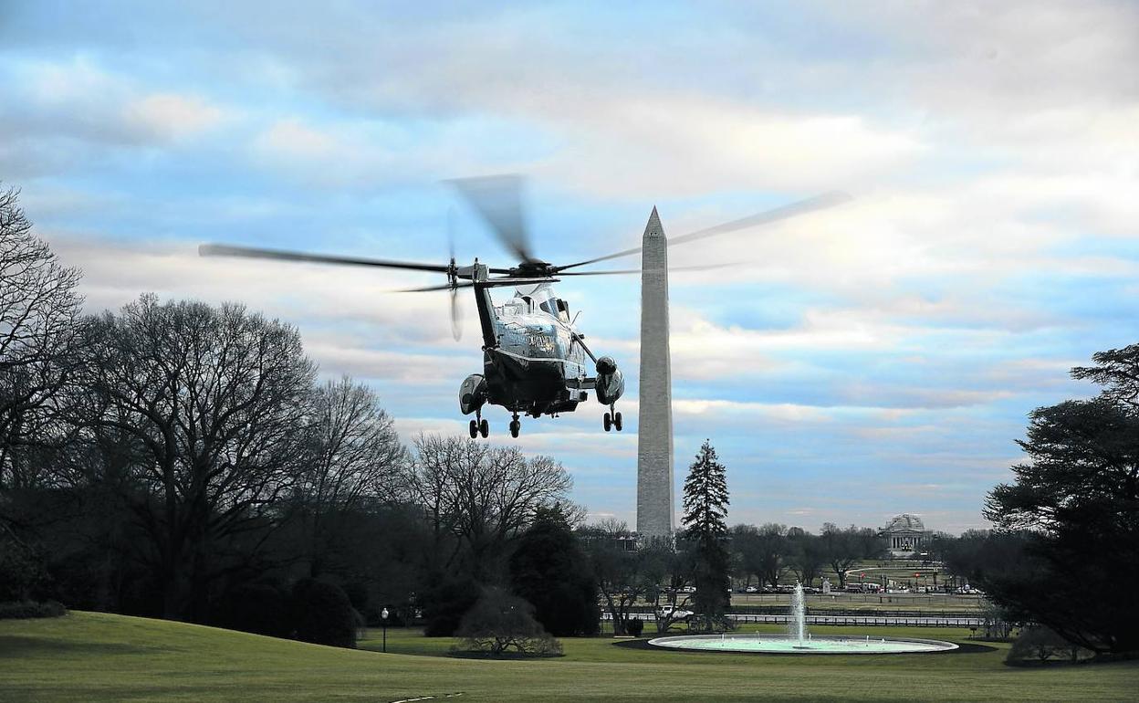 n helicóptero despega de la Casa Blanca con el presidente abordo.