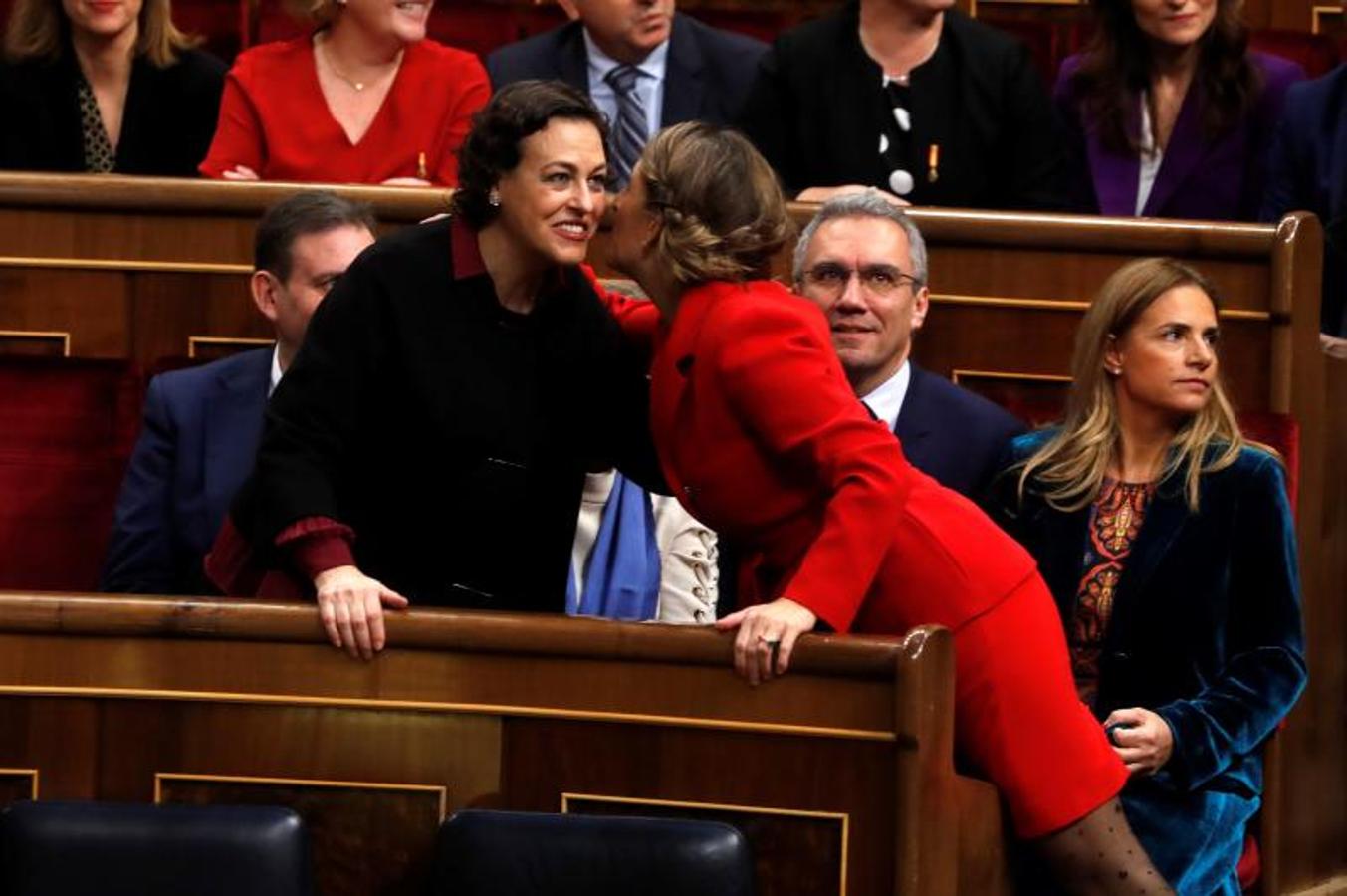 La ministra de Trabajo, Yolanda Díaz, saluda a su predecesora en el cargo, Magdalena Valerio. 