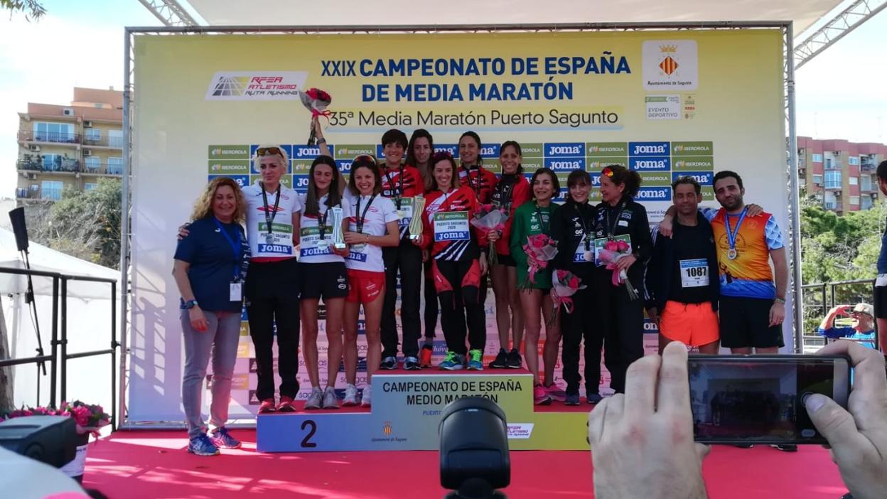 El podio femenino por equipos, con el Cárnicas segundo. 