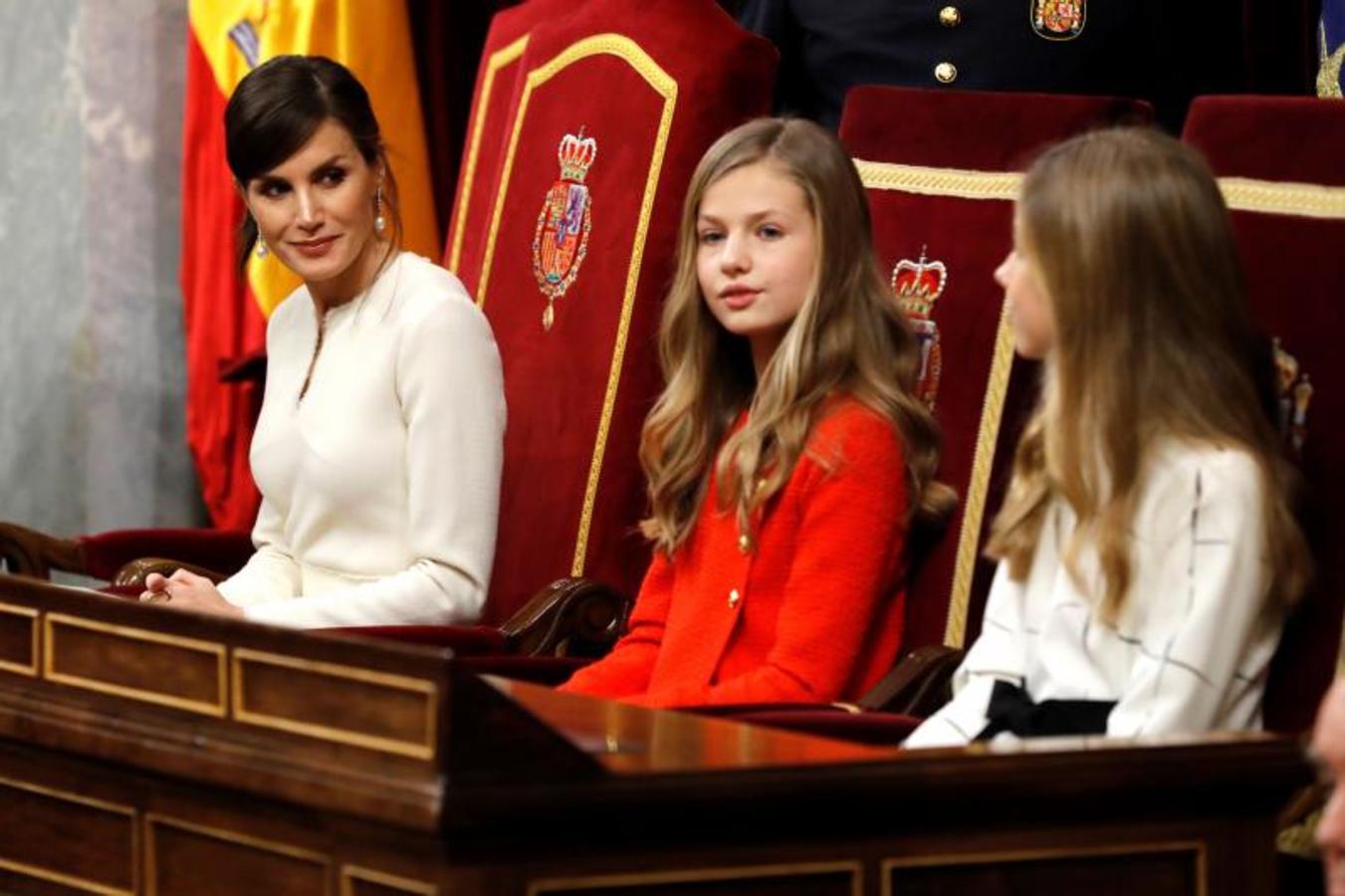 La Reina observa a la Princesa de Asturias y la infanta Sofía. 