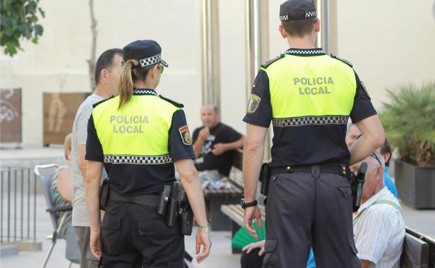 Salvan la vida a un hombre que sufrió dos infartos mientras jugaba al fútbol en Ontinyent